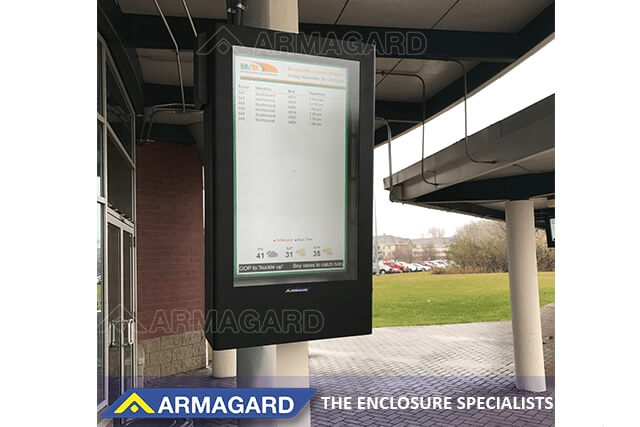 Digital signage na przystankach autobusowych w orientacji pionowej na dworcu w USA