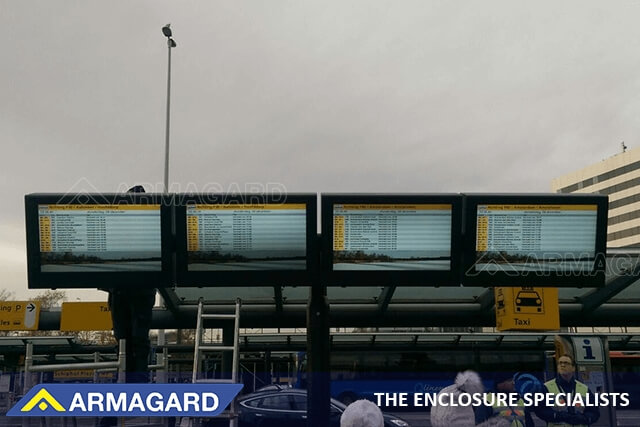 Odporne na warunki atmosferyczne systemy digital signage na lotniskach firmy Armagard zainstalowane w porcie lotniczym Schiphol