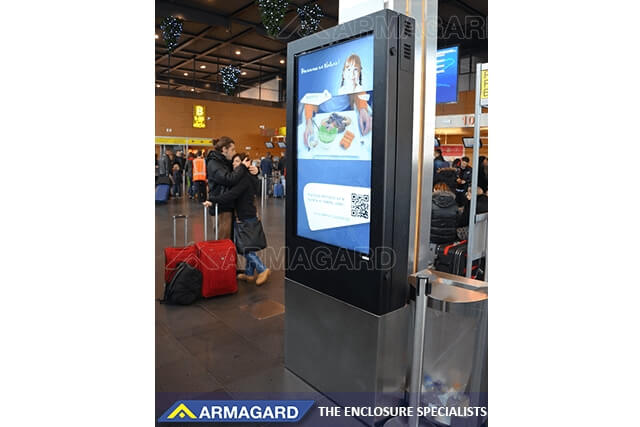 Odporny na warunki atmosferyczne totem digital signage na lotniskach firmy Armagard