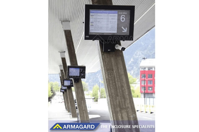 Pozioma obudowa do zewnętrznego systemu digital signage na stacjach kolejowych